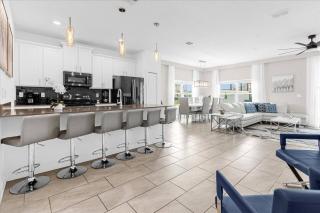 5 Bedrooms 4 Bathrooms Storey Lake 3019 PL - 3