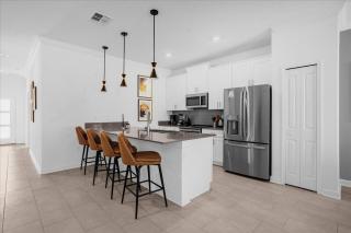 5 Bedrooms 4 Bathrooms Storey Lake 2432RT NEW - 4