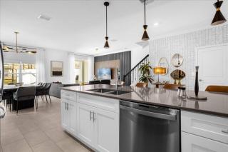 5 Bedrooms 4 Bathrooms Storey Lake 2432RT NEW - 3