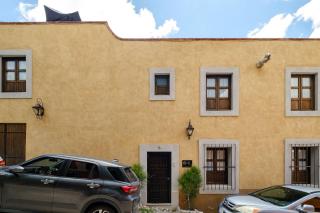 Amazing House in City Center - Rooftop - Skyline - 6