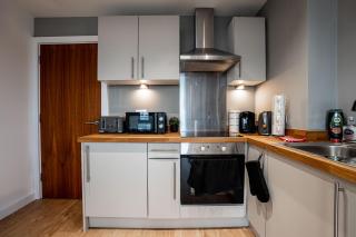 Modern Leeds City Pad Prime Location Balcony Sleeps 4 - 1