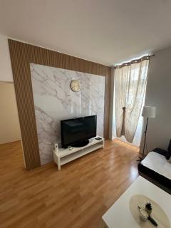 Cozy Ground Floor Apartment Near U6 Easy Access to Center - 0