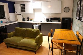 Large Central Canterbury 2 Bed Apartment Sleeps 5 with 85 inch Cinema TV - Stayspace 2 - 8
