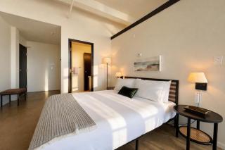 Westown Studio Apt Near Fiserv, Baird, and Theater District - 1