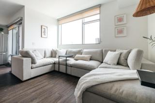 Luxury Penthouse 2BD Dual Balconies and City Views - 9