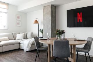 Luxury Penthouse 2BD Dual Balconies and City Views - 7