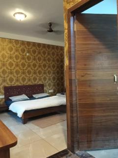 Private Cottage 4 with Pool Access Couple Friendly - 2