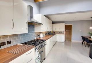 Spacious Family Home with garden, EV charger & Gym - 6