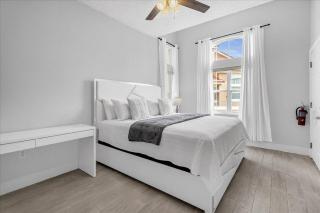 4 Bedrooms 3.5 Bathrooms Lake Berkley 938 PT - 3