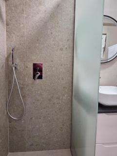 Just Renovated 1st Floor Apt Near City Center Villa 2 - 5