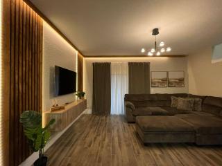 4 Bedrooms 3.5 Bathrooms Regal Palms 340 MA - 9