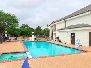 Days Inn by Wyndham Granbury - 1