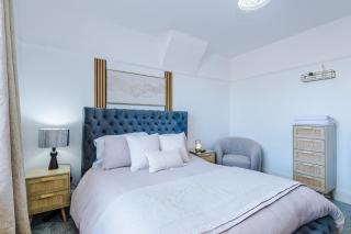 Luxury 3-Bedroom Apartment with 75-Inch TV, Fireplace & Terrace near Manchester Airport - 6