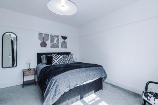 Luxury 3-Bedroom Apartment with 75-Inch TV, Fireplace & Terrace near Manchester Airport - 7