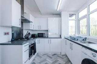 Luxury 3-Bedroom Apartment with 75-Inch TV, Fireplace & Terrace near Manchester Airport - 8