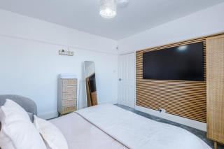 Luxury 3-Bedroom Apartment with 75-Inch TV, Fireplace & Terrace near Manchester Airport - 4