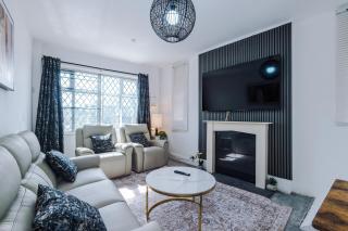 Luxury 3-Bedroom Apartment with 75-Inch TV, Fireplace & Terrace near Manchester Airport - 9