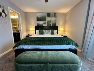 Calgary Peaceful Home with Modern Office Near Hospital and YMCA - 1