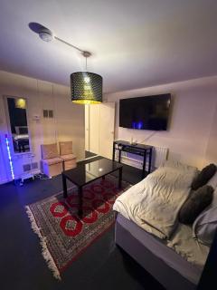 Full flat near cmk , train station & walking distance to Milton Keynes Hospital - 1