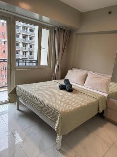 Monarch near MOA IKEA SMX 1051 - 0