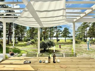 Lakeside And Sun Terrace In Valleviken - 9