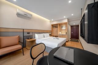 Demeng Hotel Chongqing Prime Location Near Jiefangbei & Hongya Cave, 1 Minute Walk to Metro, Ideal for International Guests,Free Self-Service Laundry, Free High-Speed WiFi,Free Chinese Tea, Free Travel Advice - 1