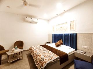 THE RITZ HOTEL - Your Smart And Budget Stay - 2