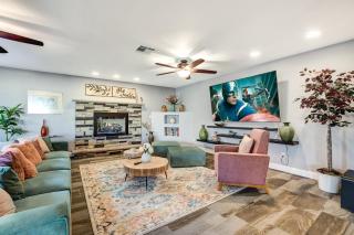 5BDRM Lux Estate- Heated Pool and Neon Arcade Room - 9