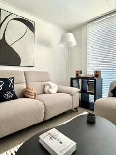 Spacious Home Near Incheon Airport for Families & Groups - 0