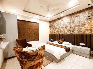 THE CASA GRAND - Premium Rooms For Corporates, Couples And Travellers - 2