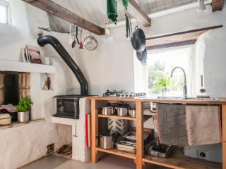 1800S Limestone Farmhouse On Gotland's Hangvar - 6