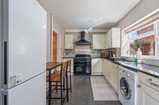 4 Bedroom House 4 Double Beds Between J7 J9 M6 Van- 2 Driveway Parking - Excellent Equipped Home -Walsall Manor Hospital Bloxwich Wednesbury Darlaston Wolverhampton & More by Samina, Arz Stays - 1