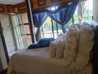 Luxurious 9-Bedroom House Rental with Private Entrances - 9