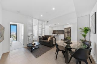 Penthouse Sleeps 8 - CBD Views - Games - Baby Stay - 6