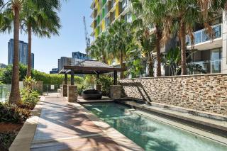 Penthouse Sleeps 8 - CBD Views - Games - Baby Stay - 3
