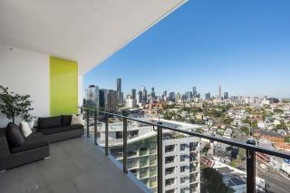 Penthouse Sleeps 8 - CBD Views - Games - Baby Stay - 1