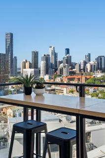 Penthouse Sleep 6 - CBD Views - Resort - Games - 4