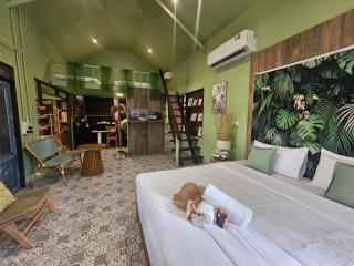 Three Hen Lakeside - 7