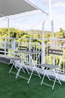 Bright Studio Haven with Scenic View - 2