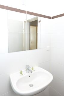 Sunny & Calm Apartment with Free Parking - 9