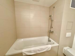 Modern Maisonette with Free Parking - 9