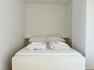 Modern Maisonette with Free Parking - 3