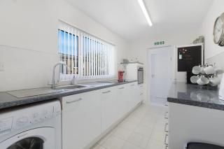 Cosy 3BR in Coronation Terrace - 9