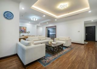 Royal City 3BR Vintage Pool Garden View - 1