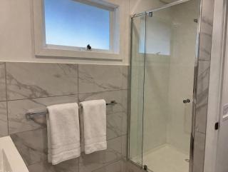 Lakeside Guest Suite Modern & Peaceful - 7