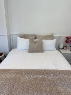 Lakeside Guest Suite Modern & Peaceful - 5