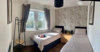 Contractor Stays Modern 6 Bedroom house - sleeps up to 14- 4 bathrooms - 5