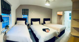 Contractor Stays Modern 6 Bedroom house - sleeps up to 14- 4 bathrooms - 4