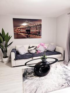 Modern 2BR house 5 min walk LFC Sleep 5 with Free parking - 9