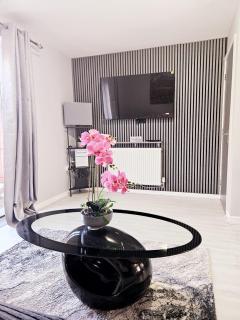 Modern 2BR house 5 min walk LFC Sleep 5 with Free parking - 4
